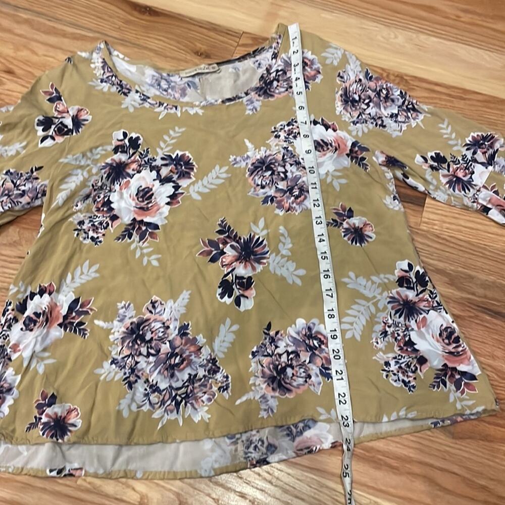 Coco’s Clozet floral blouse with detail on slightly flared sleeve medium - Picture 5 of 7